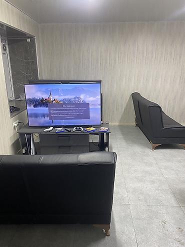 PS5 (Sony PlayStation 5): Игровая зона с PlayStation 5 и большим 4K телевизором - Консоль — 4