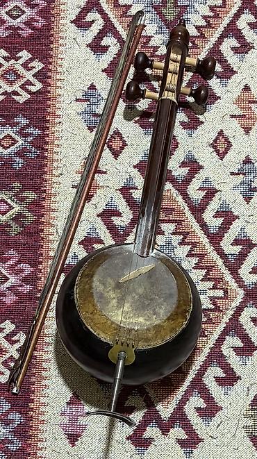 ukulele gitar: Kamança Satılır Şagirdlər üçündür.300AZN — 1