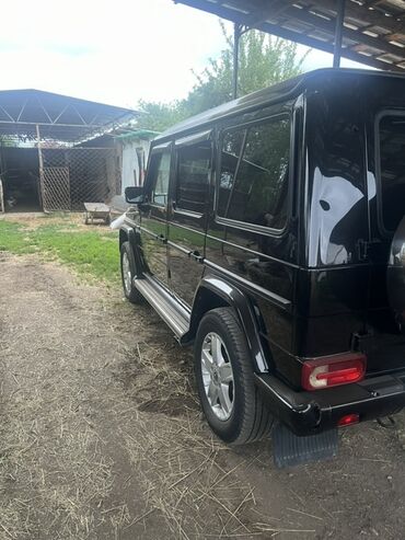 авто таета: Черный внедорожник Mercedes-Benz G-класса. Автомобиль оборудован