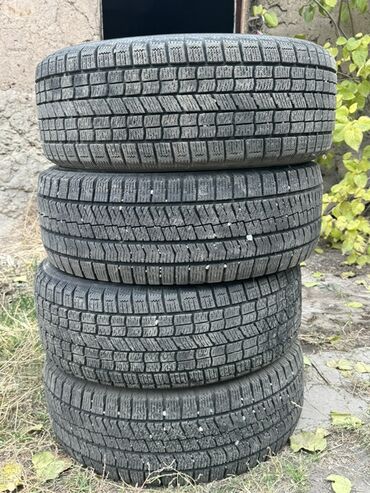 центр шины: Комплект новых зимних шин без шипов Bridgestone Studless 4 штуки