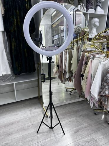 стира: Кольцевая LED-лампа на штативе для фото и видео. Характеристики и