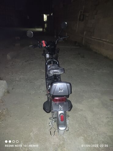 Браслеты: Elektrik skuter/moped - Rəng: boz-qara, qırmızı detallarla - Gediş