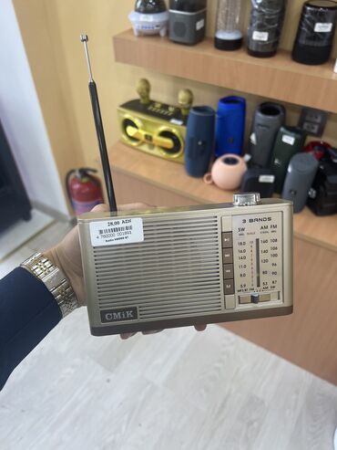 Radio: Retro radio Butun kanalları tutur Usb kart Auks cixişi var Blutuznan