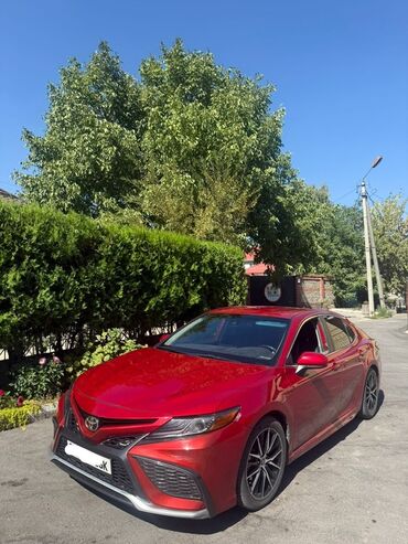 таюота авенсис: Toyota Camry 75 se, красный седан (актуальное поколение). Яркий