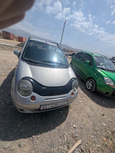 мини электромобиль: Компактный хэтчбек Chevrolet Matiz серебристого цвета, идеально