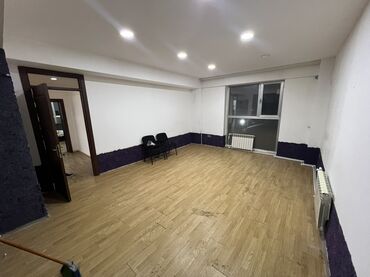 помещение в аренду под ресторан: Ofis/iş yeri üçün uyğun geniş otaq - İşıqlı, geniş planlı əsas zal -