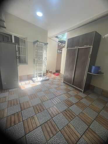 Uzunmüddətli kirayə mənzillər: 4 otag - Zal: Geniş və işıqlı otaq, kristal lüstrlü asma tavan — 24