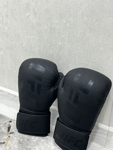 ufc перчатки: Продаю Боксерские перчатки UFC. Состояние отличное, носились всего 1