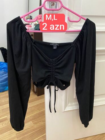 Dəstlər, kostyumlar: Qadın geyimləri dəsti – müxtəlif ölçülər 1) Qara bluz - Brend: Amisu — 1