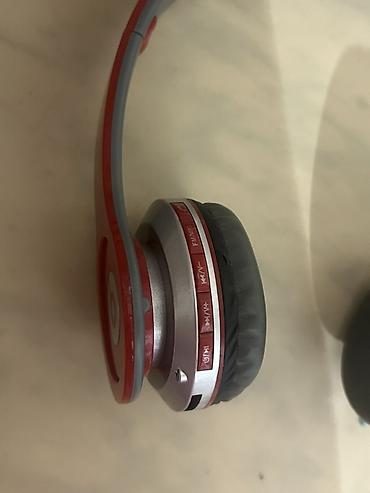 beats qulaqlıq: Qulaqlıq – qırmızı/gümüş rəngli, on-ear tip Xüsusiyyətlər: - Simsiz — 2