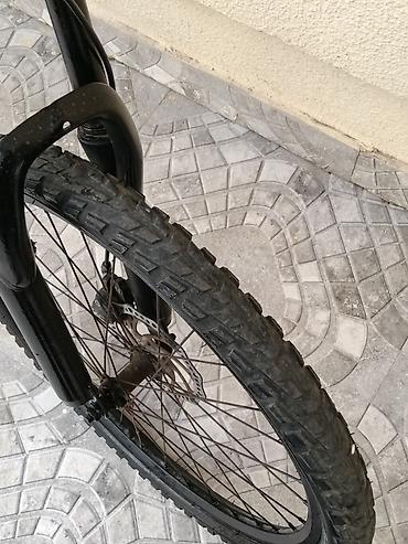 velosipedler 28: Şəhər və yüngül off-road üçün universal dağ velosipedi - Rəng: mat — 4