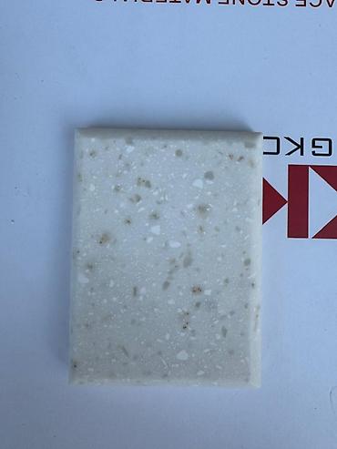 Digər divar panelləri: Kvars kompozit (engineered stone) səthlər – açıq bej-boz tonlarda — 11