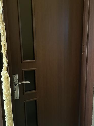 batiq cixaran: 5 qapıdır, 3-ü əla vəziyyətdədir. 1-i hamam qapısı olub, yüngül nəm — 2