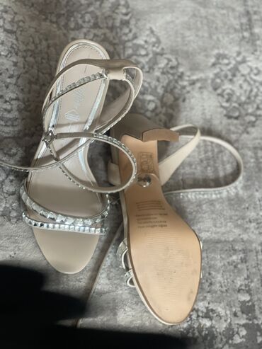 bueno sandale ravne: Sandals, 40