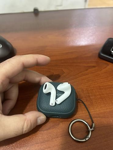чехлы на аирподс 2: Apple AirPods (2-ci nəsil) simsiz qulaqlıqlar + Spigen qoruyucu keyslə — 1
