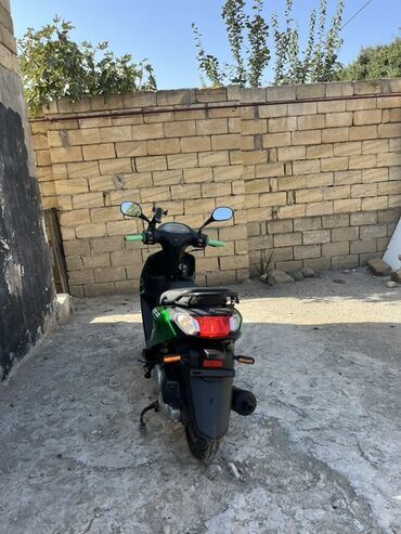 SIM-карты: Yaşıl rəngli şəhər skuter/moped Xüsusiyyətlər: - Rəng: parlaq yaşıl