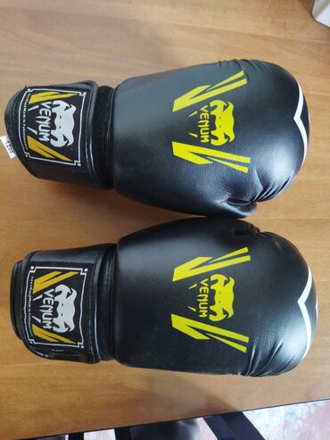 спортивный перчатки: Боксёрские перчатки VENUM Состояние: новый Размер: 12oz Доставка по