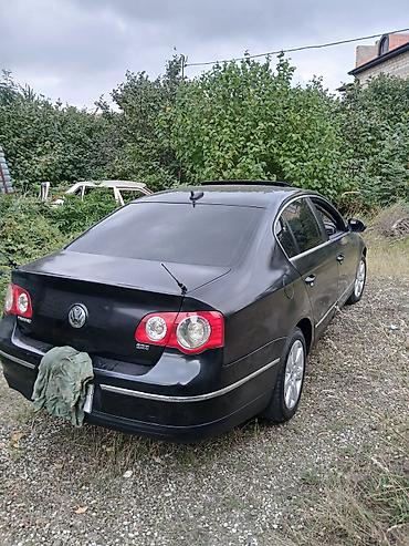 015 maşını: Volkswagen Passat sedan. Avtomobilin salonu qara rəngdədir və ön — 9