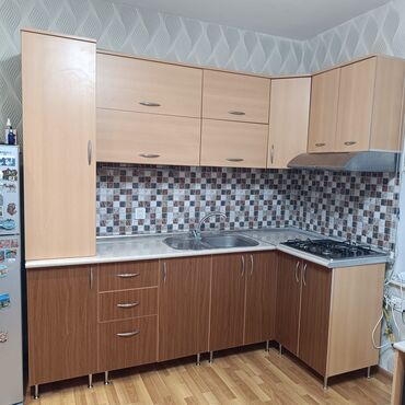 кухня мебель: Mətbəx mebeli satılır 300₼. Yaxşı vəziyyətdədir.Üzərində qaz,aspirator