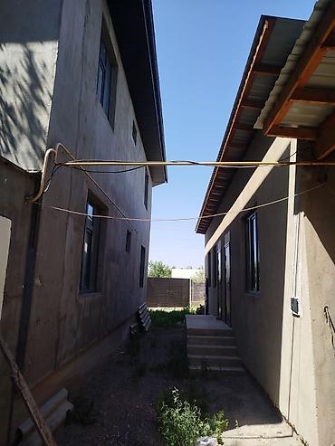 Үйлөрдү сатуу: 6 бөлмө жана андан көп, 250 м², 5 соток, Бишкек, Ак-Өргө ж/м Менчик ээси — 4