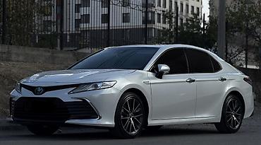 Toyota Camry: 2023 г., 2.5 л, Автомат, Гибрид, Седан