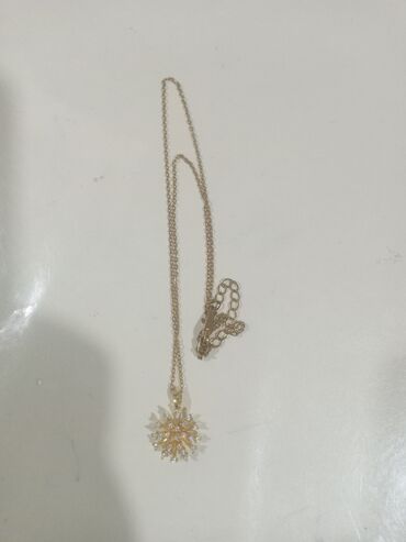 Bijuteriya dəstləri: Zərgərlik dəsti – qızılı rəng aksesuarlar Tərkib: - Boyunbağı 1: incə — 14