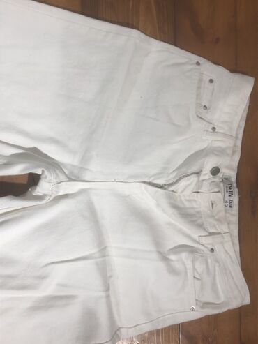 белые брюки: Джинсы L (EU 40), цвет - Белый