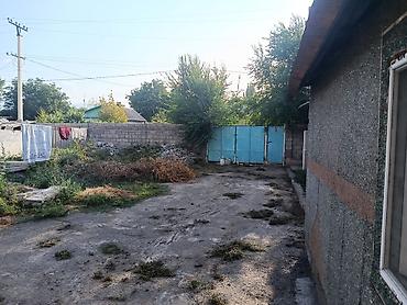 Продажа коттеджей и домов: Продаётся частный дом с двором. в городе Кара Балта улица — 3