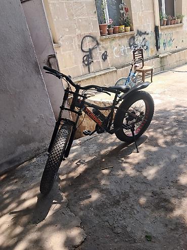 İdman velosipedləri: Fatbike tipli dağ velosipedi - Marka/model: CUBE (çərçivədə “CUBE” — 1