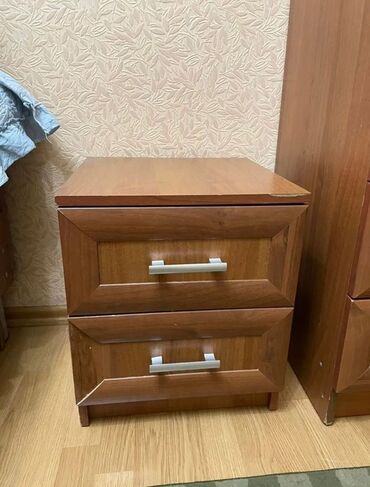тумбочка прикроватная в стиле лофт: Прикроватная тумба, Б/у, С зеркалом, цвет - Коричневый, ЛДСП, Самовывоз