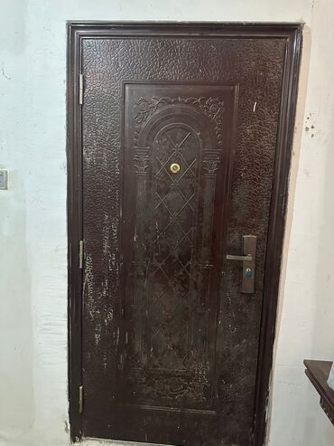 Bunker qapıları: Qapi heyet uchun uzunlugu 1.95 eni 90 tecili satilir giymet 50 m unvan