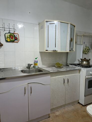 барачный дом: 3 комнаты, 60 м², Индивидуалка, 3 этаж, Косметический ремонт