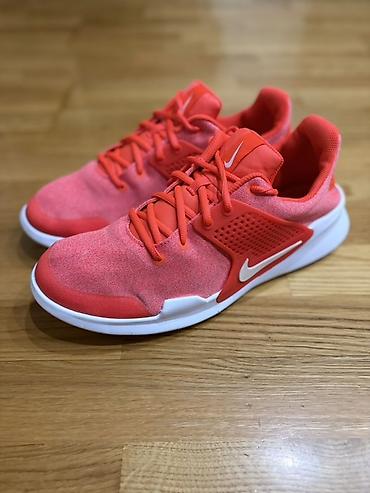 bogner bele patike: Nike patike za trening i svakodnevno nošenje, u upečatljivoj — 5