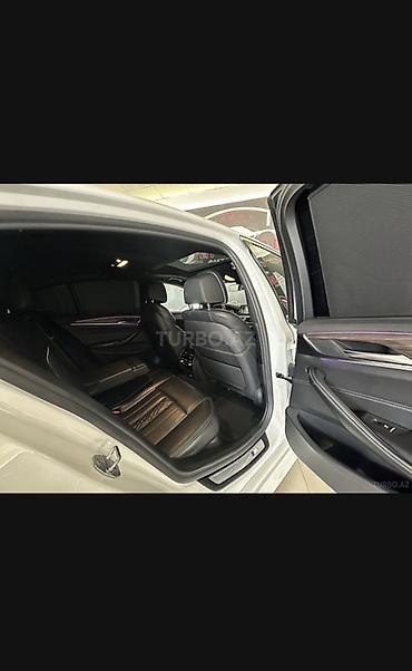bmw f10 salon: BMW 5 Series (G30 LCI) – M paket sedan - Kuzov: ağ rəng, LCI — 4