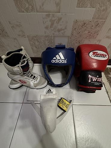 Перчатки: Набор экипировки для бокса/кикбоксинга Состав: - Боксерские кроссовки — 1