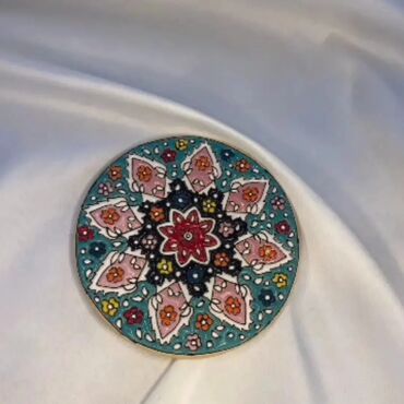 Digər ev dekoru: Zərif naxışlı və parlaq rəngli mina qapaqlı qab. Bu qab mürəkkəb — 17