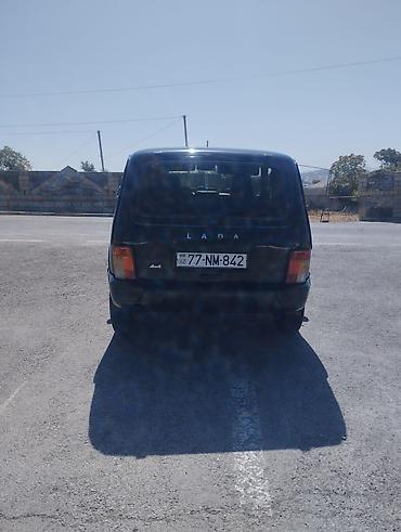 niva sidenya: Lada Niva 4x4, qara rəngdə, 3 qapılı ofrout tipli SUV. Əsas — 3