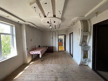Həyət evləri və villaların satışı: Həyət evi – geniş torpaq sahəsi ilə - İkiqat yamaclı dam örtüyü, bərk — 6
