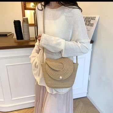 Классические сумки: Продаю сумки: 1. Коричневая. Размер 32х25. В комплекте длинный — 7