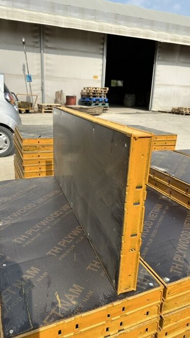 Другие строительные материалы: Набор панелей для опалубки, окрашенных в ярко-желтый цвет. Панели — 7