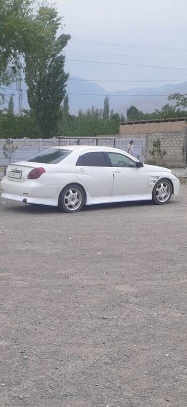 панель торпедо камри 30: Белый седан Toyota Mark II. Автомобиль имеет аэродинамический обвес