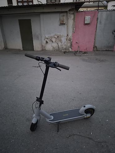 30: Ninebot elektrik skuteri - Rəng: boz/gümüşü gövdə, qara sükan; sarı — 1