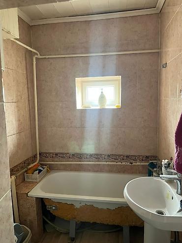 Продажа коттеджей и домов: Продается дом с просторным двором и хозяйственными постройками. - — 17