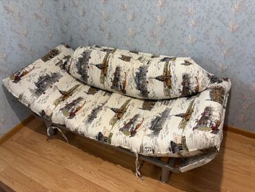Divan Transformerdi,yanları acılıb baglanır.Baglı olanda divan