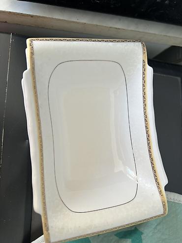 dish sets: Набор сервировочной посуды из белого фарфора с золотистым декором — 3