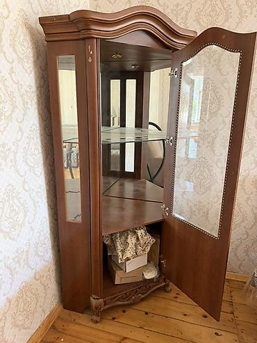 kunc qorka: Künc formalı, qırmızı-qəhvəyi rəngdə taxta vitrin şkaf. Şkafın yuxarı — 1