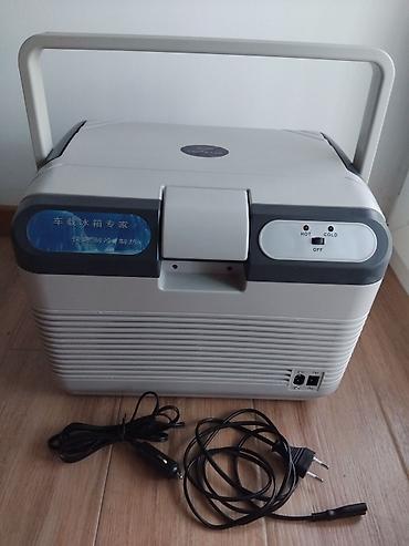 ceo set: Ručni frižider, 12V i 220V
Hladi i greje. 
Kapacitet 12l
Bukvalno nov — 3
