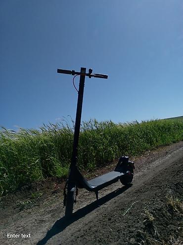 su altı ov: Elektrikli skuterl - Rəng: qara, kompakt və minimal dizayn - Güclü ön — 1
