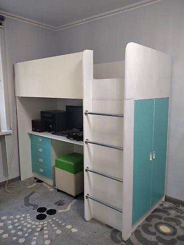 Двухъярусные кровати: Кровать-чердак, выполненная в светлых тонах с розовыми вставками — 11