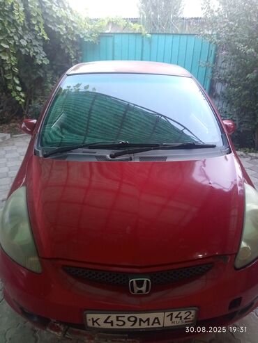 какая машина подойдет для яндекс такси: Хэтчбек Honda Fit красного цвета с компактным кузовом, идеально